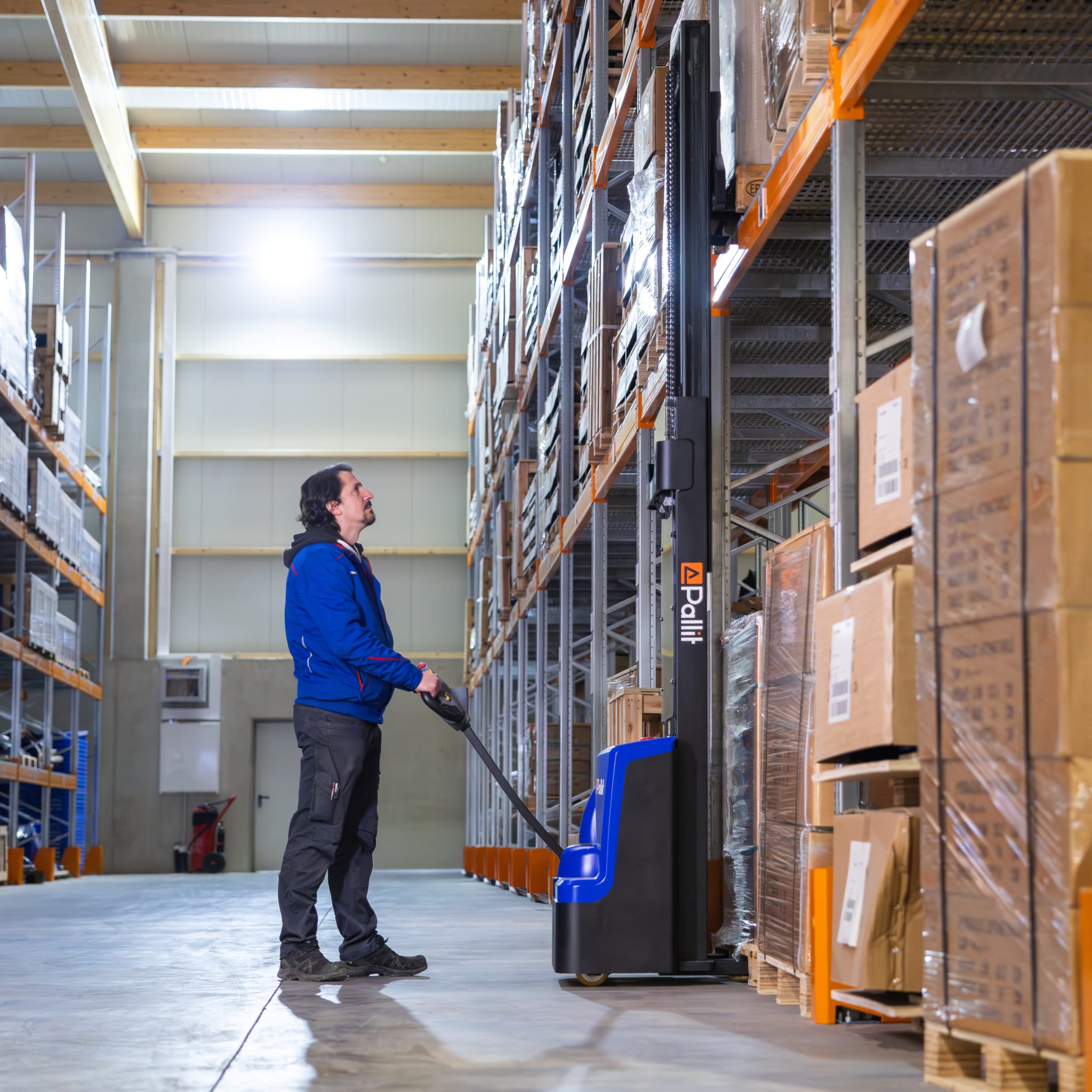 EXACT pedestrian stacker with proportional lift