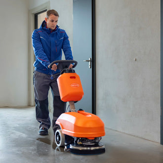 Schrubbsauger Pallit SCRUBBER-XS beim Wischen